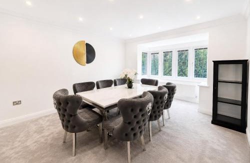 Windsor House | Luxury 6-Bed 6-Bath Home Near LEGOLAND with Parking