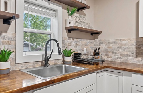 Springfield House | Luxury 6BR Retreat with Fire Pit Sleeps 12