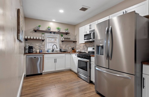Springfield House | Luxury 6BR Retreat with Fire Pit Sleeps 12