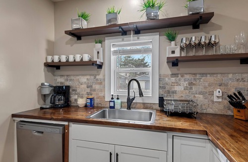 Springfield House | Luxury 6BR Retreat with Fire Pit Sleeps 12