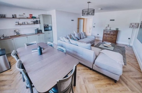Earls Barton House | Luxury 8-Bed Country Retreat with Private Spa – Sleeps 16