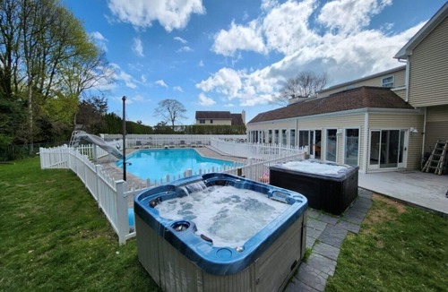 East Patchogue Villa | Luxury 8BR Villa w/Heated Pool, Hot Tubs, Home Theater – Sleeps 16