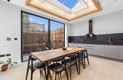 Seven Sisters House | Luxury Abode: 5-Bed Haven Ideal for Big Groups!