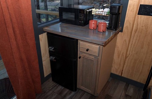 Menlo Cabin | Luxury Adventure Studio Chalet with Outdoor Shower near Cloudland Canyon & McLemore Golf Club in Menlo, GA