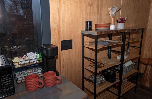 Menlo Cabin | Luxury Adventure Studio Chalet with Outdoor Shower near Cloudland Canyon & McLemore Golf Club in Menlo, GA