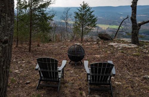 Menlo House | Luxury Adventure Studio Chalet with Outdoor Shower near Cloudland Canyon & McLemore Golf Club in Menlo, GA