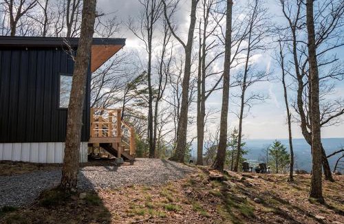 Menlo House | Luxury Adventure Studio Chalet with Outdoor Shower near Cloudland Canyon & McLemore Golf Club in Menlo, GA