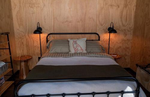Menlo House | Luxury Adventure Studio Chalet with Outdoor Shower near Cloudland Canyon & McLemore Golf Club in Menlo, GA
