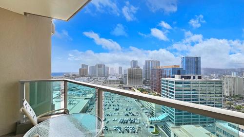 Ala Moana Apartment | Luxury Ala Moana Resort 25th floor with balcony