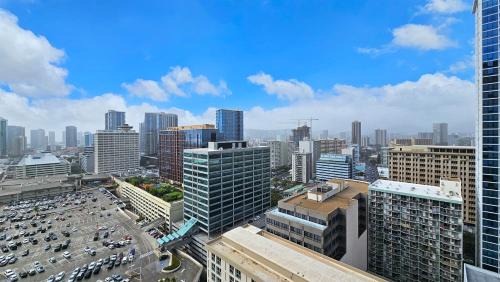 Ala Moana Apartment | Luxury Ala Moana Resort 25th floor with balcony