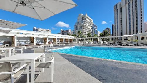 Ala Moana Apartment | Luxury Ala Moana Resort 25th floor with balcony