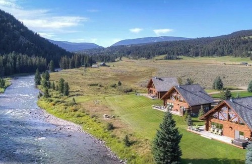 Gallatin Gateway Cabin | Luxury Along the Gallatin! Huge Spacious Cabin