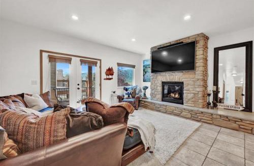 Wolf Creek House | Luxury Alpine Escape - Pool and Hot Tub Access