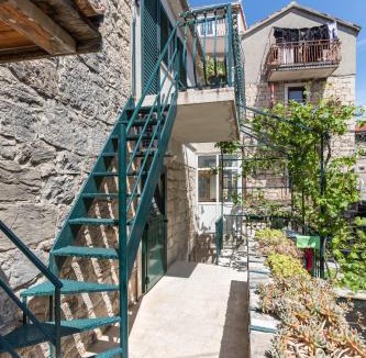 Split House | Luxury apartment Silvana with beautiful garden