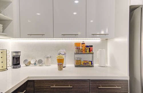 Midtown Apartment | Luxury Apartment W/Comp Breakfast!
