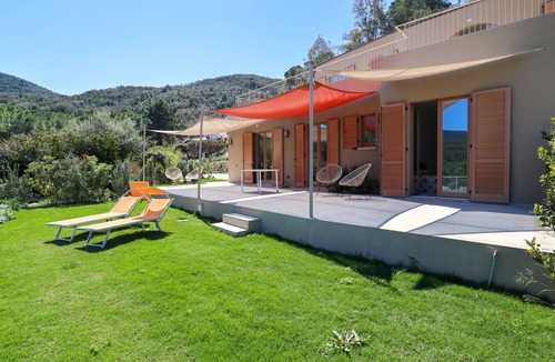 Procchio House | Luxury apartment with private access to the sea.