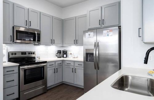 Crestline Heights Apartment | Luxury Apartment with Pool, Restaurants, Shopping)