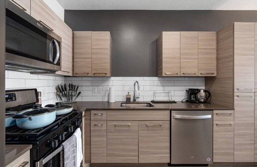 Downtown Salt Lake City Apartment | Luxury Apt. 6th floor- King Bed Gym Prkg Pool NEW