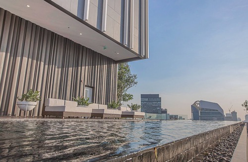 Nana Condo | Luxury Apt. Free Pickup Siam/Central Embassy 无边泳池