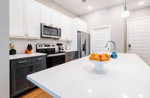 Tobin Hill Apartment | Luxury Apt Steps from Shopping & Dining, Free Parking, Resort Style Pool, Gym