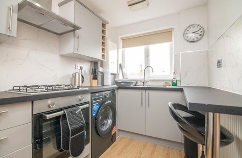 West Bromwich Apartment | Luxury Apt with 2 bathrooms n Free Parking