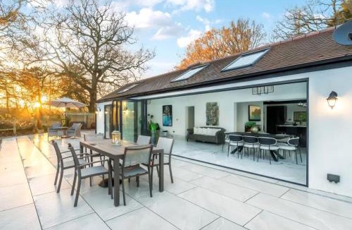 Winkfield Villa | Luxury Ascot Villa Steps from Royal Ascot, 5 mins to Legoland Windsor Resort, 10 mins to Windsor Castle
