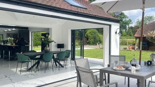 Winkfield Villa | Luxury Ascot Villa Steps from Royal Ascot, 5 mins to Legoland Windsor Resort, 10 mins to Windsor Castle