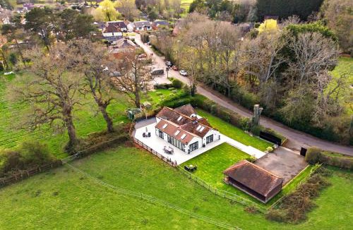 Winkfield Villa | Luxury Ascot Villa Steps from Royal Ascot, 5 mins to Legoland Windsor Resort, 10 mins to Windsor Castle