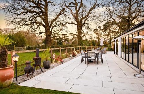 Winkfield Villa | Luxury Ascot Villa Steps from Royal Ascot, 5 mins to Legoland Windsor Resort, 10 mins to Windsor Castle