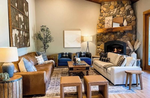 Ashland Villa | Luxury Ashland Mountain Escape: Pool, Hot Tub