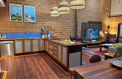 Burnside House | Luxury Bush Retreat- Sleeps 12- Near Beach & Town- Super Winter & Spring Special