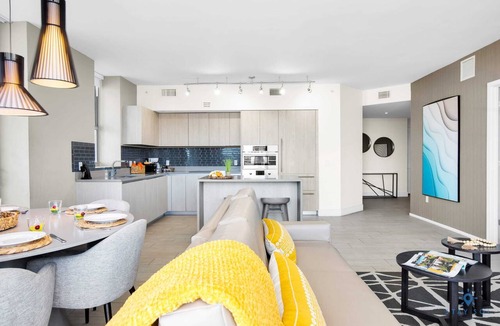 Hollywood South Central Beach Apartment | Luxury| Balcony Front Intercostal|Amazing Pools