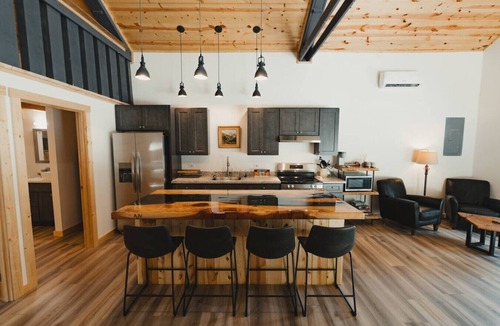Lewis County Cabin | Luxury Barndominium-Hot Tub-Firepit-WIFI-EV-Nature