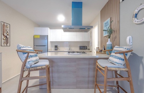 El Soco Apartment | Luxury Beach Apt | Walk to Beach + Pool & Jacuzzi
