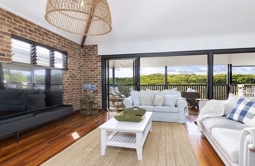 Nambucca Heads House | Luxury Beach House - secluded area of Nambucca, 5 minute walk to the beach