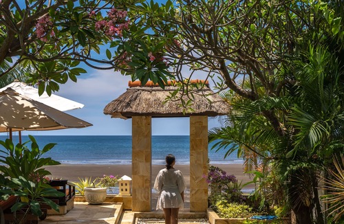 Dencarik Villa | Luxury Beachfront Villa with Infinity Pool