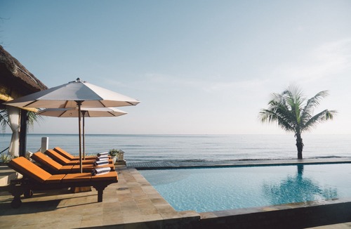 Dencarik Villa | Luxury Beachfront Villa with Infinity Pool