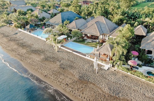 Dencarik Villa | Luxury Beachfront Villa with Infinity Pool