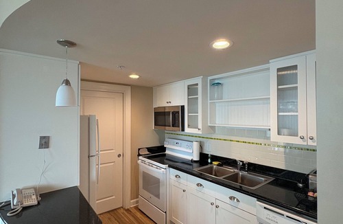 Northeast Virginia Beach Hotel | Luxury Beachfront Resort 1BR Suite w/Full Kitchen in VA Beach Sleeps 4+