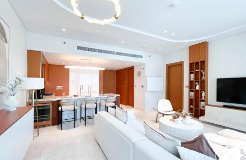 Palm Jumeirah Apartment | Luxury Beachfront 1BR on Palm Jumeirah & Balcony