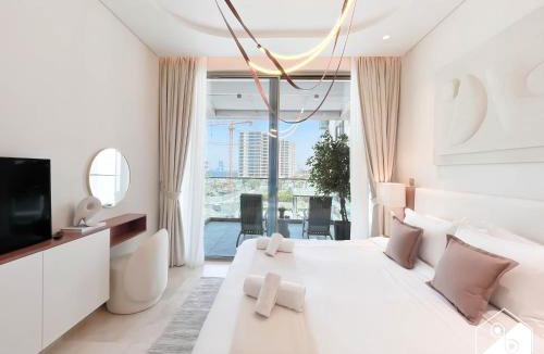 Palm Jumeirah Apartment | Luxury Beachfront 1BR on Palm Jumeirah & Balcony