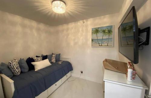 Mid Beach House | Luxury Beachfront 3 Bedroom Miami Beach Condo,