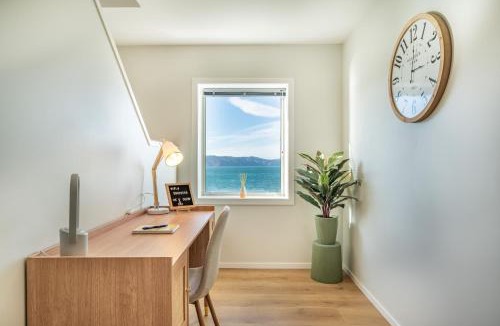Oriental Bay Apartment | Luxury Beachfront Apartment - Entire 2 Level Apartment
