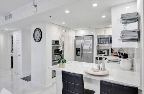Mid Beach Apartment | Luxury Beachfront Condo/Beach Service/1418