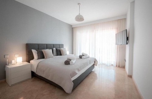 Gualdalmansa Apartment | Luxury Beachfront Heated Pool & SPA & GYM–EHHouse