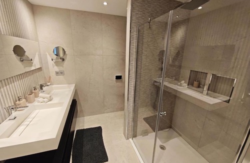 Gualdalmansa Apartment | Luxury Beachfront Heated Pool & SPA & GYM–EHHouse