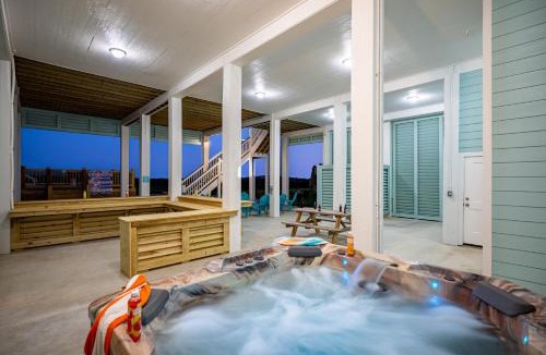 Crystal Beach House | Luxury Beachfront l Sleeps 20, Hot Tub, Pool & Game Room Fun!