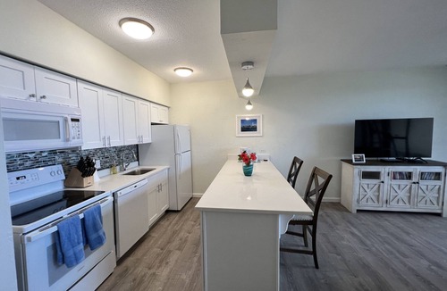 Estate Golden Rock Condo | Luxury Beachfront Condo with Pool and Hot Tub