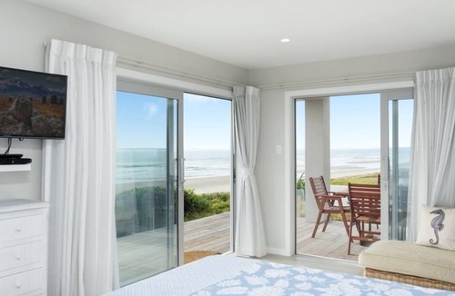 Omanu House | Luxury Beachfront with 180 degree views
