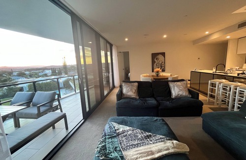 Palm Beach Apartment | Luxury Beachside Queen Bedroom with shared living area and beach 80m away